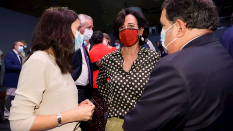 La presidenta del Banco Santander, Ana Patricia Botín (c), y la ministra de Igualdad, Irene Montero (i), antes de la conferencia del presidente del Gobierno, Pedro Sánchez. EFE/ Mariscal La presidenta del Banco Santander, Ana Patricia Botín (c), y la ministra de Igualdad, Irene Montero (i), antes de la conferencia del presidente del Gobierno, Pedro Sánchez. EFE/ Mariscal