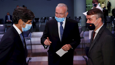 El jefe de Gabinete de Presidencia de Gobierno, Iván Redondo (d), conversa con el presidente de Telefonica, José María Álvarez-Pallete (i), y el presidente de La Fundación La Caixa, Isidre Faine (c), antes del comienzo la conferencia del presidente d El jefe de Gabinete de Presidencia de Gobierno, Iván Redondo (d), conversa con el presidente de Telefonica, José María Álvarez-Pallete (i), y el presidente de La Fundación La Caixa, Isidre Faine (c), antes del comienzo la conferencia del presidente d