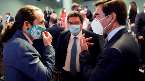 El vicepresidente segundo del Gobierno, Pablo Iglesias (i) conversa con el presidente del BBVA, Carlos Torres (i) junto con el ministro de Seguridad Social, José María Escrivá (c) tras la conferencia de Pedro Sánchez "España puede. Recuperación, Tra El vicepresidente segundo del Gobierno, Pablo Iglesias (i) conversa con el presidente del BBVA, Carlos Torres (i) junto con el ministro de Seguridad Social, José María Escrivá (c) tras la conferencia de Pedro Sánchez "España puede. Recuperación, Tra