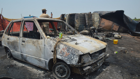 Un soldado paquistaní toma una foto con su smartphone de la zona donde ha estallado un camión cisterna, que ha provocado la muerte a más de 120 personas. EFE/EPA/FAISAL KAREEM