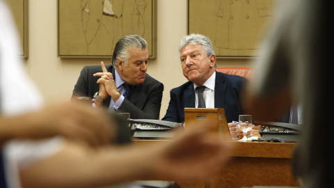 El extesorero del PP Luis Bárcenas, en el Congreso conversa con el presidente de la comisión de investigación de la supuesta financiación ilegal del PP, Pedro Quevedo. EFE/Javier Lizón El extesorero del PP Luis Bárcenas, en el Congreso conversa con el presidente de la comisión de investigación de la supuesta financiación ilegal del PP, Pedro Quevedo. EFE/Javier Lizón