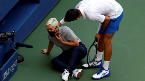 Novak Djokovic de Serbia intenta ayudar a una jueza de línea después de golpearla con una pelota en la garganta durante su partido contra Pablo Carreño en el US Open Tennis. EFE / EPA / JASON SZENES Novak Djokovic de Serbia intenta ayudar a una jueza de línea después de golpearla con una pelota en la garganta durante su partido contra Pablo Carreño en el US Open Tennis. EFE / EPA / JASON SZENES