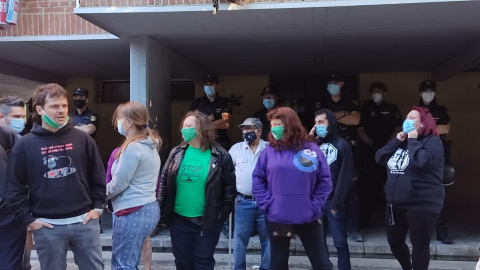 Activistas tratan de parar el desahucio de Araceli, una mujer de 70 años con una menor a su cargo./ Guillermo Martínez Activistas tratan de parar el desahucio de Araceli, una mujer de 70 años con una menor a su cargo./ Guillermo Martínez