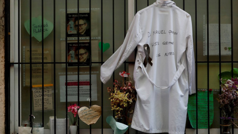 Una bata de médico con un mensaje de despedida al doctor Manuel Garrido, fallecido a causa del COVID-19, cuelga junto a varias cartas de agradecimiento a su trabajo en el exterior del centro de salud Alameda de Madrid. EFE/Mariscal/Archivo Una bata de médico con un mensaje de despedida al doctor Manuel Garrido, fallecido a causa del COVID-19, cuelga junto a varias cartas de agradecimiento a su trabajo en el exterior del centro de salud Alameda de Madrid. EFE/Mariscal/Archivo