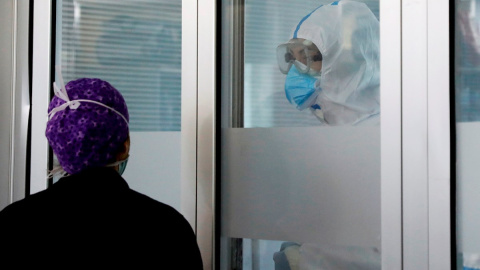 Personal sanitario de la UCI del hospital clínico de Valencia. EFE/ Juan Carlos Cárdenas/Archivo Personal sanitario de la UCI del hospital clínico de Valencia. EFE/ Juan Carlos Cárdenas/Archivo