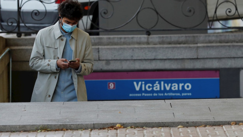 28/09/2020.- Un ciudadano consulta su teléfono a su salida de la estación de metro de Vicálvaro, este lunes. /EFE - CHEMA MOYA 28/09/2020.- Un ciudadano consulta su teléfono a su salida de la estación de metro de Vicálvaro, este lunes. /EFE - CHEMA MOYA