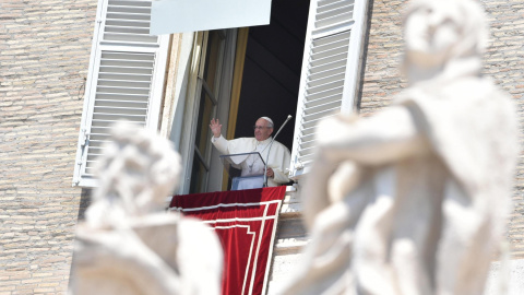 El Papa Francisco saluda a los fieles durante el Angelus.- EFE El Papa Francisco saluda a los fieles durante el Angelus.- EFE