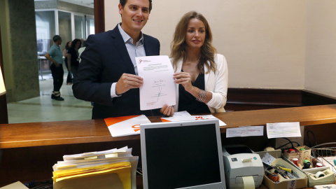 El líder de Ciudadanos, Albert Rivera y la diputada Patricia Reyes, registran en el Congreso una propuesta de Ley para regular la Gestación subrogada. EFE/Javier Lizón El líder de Ciudadanos, Albert Rivera y la diputada Patricia Reyes, registran en el Congreso una propuesta de Ley para regular la Gestación subrogada. EFE/Javier Lizón