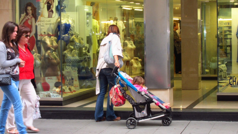 Una mujer se para delante de un escaparate. EUROPA PRESS Una mujer se para delante de un escaparate. EUROPA PRESS