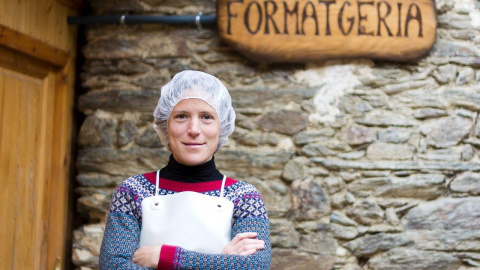 La Clara, a la formatgeria del Pallars. CASA MATEU La Clara, a la formatgeria del Pallars. CASA MATEU