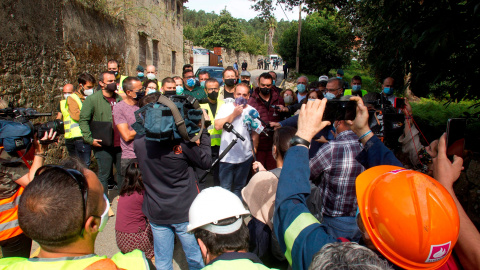 El presidente del comité de empresa de Alcoa, José Antonio Zan, atiende a los medios a las puertas del Pazo de Cea de Nigrán donde miembros del comité de empresa se reúne con representantes de la dirección. EFE / Salvador Sas El presidente del comité de empresa de Alcoa, José Antonio Zan, atiende a los medios a las puertas del Pazo de Cea de Nigrán donde miembros del comité de empresa se reúne con representantes de la dirección. EFE / Salvador Sas