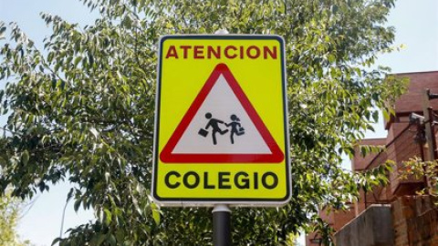 Señal de peligro 'atención colegio'. / Ricardo Rubio / Europa Press / Archivo Señal de peligro 'atención colegio'. / Ricardo Rubio / Europa Press / Archivo