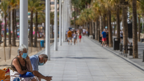 Dos personas descansan en el paseo marítimo de Benidorm, Alicante el 27 de septiembre de 2020. Lars Ter Meulen / Europa Press Dos personas descansan en el paseo marítimo de Benidorm, Alicante el 27 de septiembre de 2020. Lars Ter Meulen / Europa Press