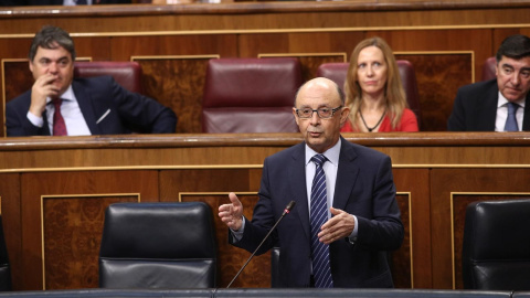 Cristóbal Montoro durante la sesión de control al Gobierno en el Congreso. E.P. Cristóbal Montoro durante la sesión de control al Gobierno en el Congreso. E.P.