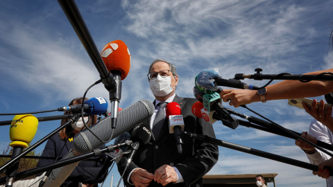 El expresident de la Generalitat, Quim Torra, atiende a los medios a su salida del centro penitenciario de Lledoners donde ha visitado a los presos independentistas tras su inhabilitación. EFE/Susanna Sáez El expresident de la Generalitat, Quim Torra, atiende a los medios a su salida del centro penitenciario de Lledoners donde ha visitado a los presos independentistas tras su inhabilitación. EFE/Susanna Sáez