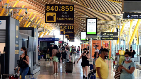 Pasajeros en la zona de facturación de la terminal 4 del aeropuerto Adolfo Suárez-Barajas en Madrid / EFE Pasajeros en la zona de facturación de la terminal 4 del aeropuerto Adolfo Suárez-Barajas en Madrid / EFE