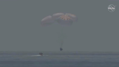 02-08-2020.- La cápsula Dragon Endeavour de SpaceX aterriza en el agua. NASA 02-08-2020.- La cápsula Dragon Endeavour de SpaceX aterriza en el agua. NASA