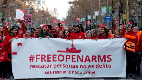Voluntarios de la ONG Pro Activa Open Arms, durante una manifestación el pasado enero en Barcelona para contra la criminalización de los rescates de migrantes en el Mediterráneo.-ENRIC FONTCUBERTA / EFE / ARCHIVO Voluntarios de la ONG Pro Activa Open Arms, durante una manifestación el pasado enero en Barcelona para contra la criminalización de los rescates de migrantes en el Mediterráneo.-ENRIC FONTCUBERTA / EFE / ARCHIVO