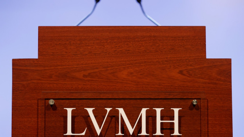 El logo de LVMH en un atril en la presentacion de los resultados de 2019 del grupo francés de lujo, en París. REUTERS/Christian Hartmann El logo de LVMH en un atril en la presentacion de los resultados de 2019 del grupo francés de lujo, en París. REUTERS/Christian Hartmann