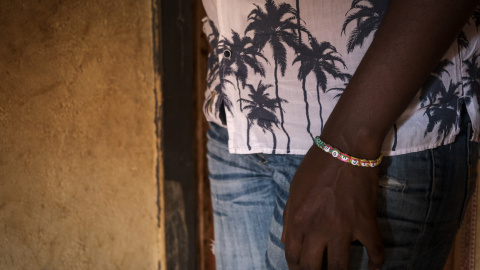 Bella Perrez en la puerta de su casa en Kampala. - PABLO MORAGA Bella Perrez en la puerta de su casa en Kampala. - PABLO MORAGA