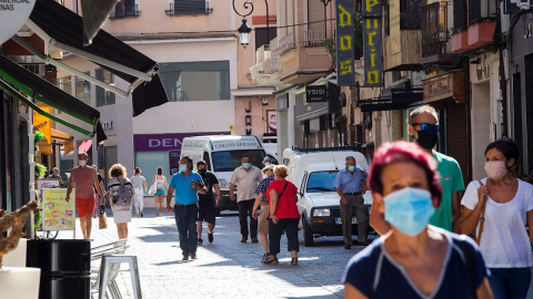 Varias personas protegidas con mascarilla caminan este lunes por la calle más comercial de Aranda. La zona básica de salud de Aranda de Duero (Burgos) presenta este lunes 49 casos de Covid-19. EFE/ Pacosantamaria Varias personas protegidas con mascarilla caminan este lunes por la calle más comercial de Aranda. La zona básica de salud de Aranda de Duero (Burgos) presenta este lunes 49 casos de Covid-19. EFE/ Pacosantamaria