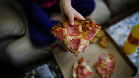 Un niño de la Comunidad de Madrid comiendo Telepizza a través de los servicios contratados por el Gobierno regional para las familias perceptoras de Renta Mínima de Inserción (RMI) durante el confinamiento. / EUROPA PRESS Un niño de la Comunidad de Madrid comiendo Telepizza a través de los servicios contratados por el Gobierno regional para las familias perceptoras de Renta Mínima de Inserción (RMI) durante el confinamiento. / EUROPA PRESS