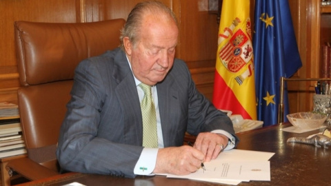El rey Juan Carlos I, en el momento de la firma de su abdicación. EFE/Casa de S. M. el Rey El rey Juan Carlos I, en el momento de la firma de su abdicación. EFE/Casa de S. M. el Rey