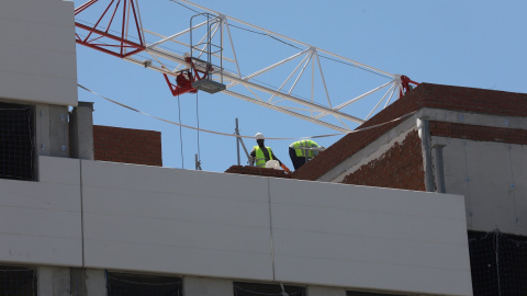 Dos obreros trabajan en la construcción de un edificio en Madrid. E.P./Marta Fernández Dos obreros trabajan en la construcción de un edificio en Madrid. E.P./Marta Fernández