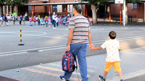Un padre acompaña a su hijo a un centro escolar de la capital leonesa este miércoles. EFE/J.Casares Un padre acompaña a su hijo a un centro escolar de la capital leonesa este miércoles. EFE/J.Casares