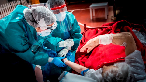 Personal sanitario del hospital de Aranda de Duero atiende a un paciente enfermo de Covid-19. EFE/Paco SantamarÍa/Archivo