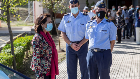 01/10/2020.- La ministra de Defensa, Margarita Robles, acompañada del jefe del Estado Mayor de Defensa, el general Villarroya (d), y del comandante del Mando de Operaciones (Mops), Francisco Braco, durante la visita que realizó este jueves a la base mil