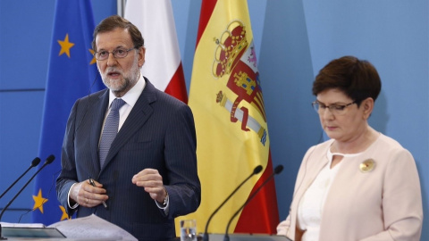 El presidente del Gobierno, Mariano Rajoy, junto a la primera ministra de Polonia, Beata Szydlo /EFE El presidente del Gobierno, Mariano Rajoy, junto a la primera ministra de Polonia, Beata Szydlo /EFE