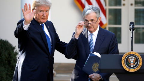El presidente de EEUU, Donald Trump, con Jerome Powell en los jardines de la Casa Blanca, tras la comparecencia en la que anunció su designación al frente de la Reserva Federal, en noviembre de 2017. REUTERS/Carlos Barria El presidente de EEUU, Donald Trump, con Jerome Powell en los jardines de la Casa Blanca, tras la comparecencia en la que anunció su designación al frente de la Reserva Federal, en noviembre de 2017. REUTERS/Carlos Barria