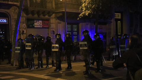 Agents antiavalots dels Mossos i la Policia Nacional durant les protestes contra la sentència de l'1-O. ACN Agents antiavalots dels Mossos i la Policia Nacional durant les protestes contra la sentència de l'1-O. ACN