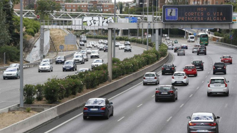 Tráfico de salida de Madrid por la A1. /EFE Tráfico de salida de Madrid por la A1. /EFE