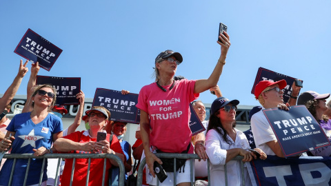 Seguidores de Donald Trump, tras una valla donde daba un mitin. REUTERS. Seguidores de Donald Trump, tras una valla donde daba un mitin. REUTERS.