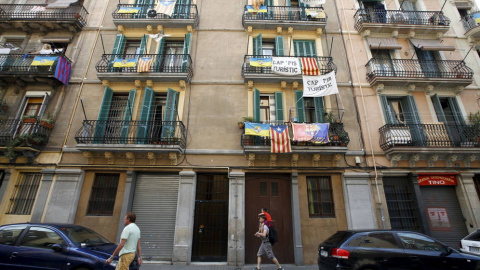 Un inmueble de Barcelona, con pancartas contra los pisos turísticos. REUTERS Un inmueble de Barcelona, con pancartas contra los pisos turísticos. REUTERS