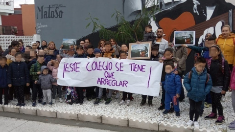 El alumnado del colegio público Campo de Gibraltar con una pancarta en la que pone: "Este colegio se tiene que arreglar". El alumnado del colegio público Campo de Gibraltar con una pancarta en la que pone: "Este colegio se tiene que arreglar".