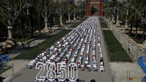 Imatge aèria del passeig Lluís Companys de Barcelona on Òmnium ha instal·lat 2.850 cadires buides per denunciar la repressió. ACN Imatge aèria del passeig Lluís Companys de Barcelona on Òmnium ha instal·lat 2.850 cadires buides per denunciar la repressió. ACN