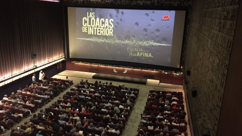 Sala del cinema Aribau plena de gom a gom per la projecció de las Colacas de Interior