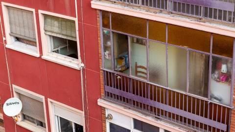 Fotografía tomada este martes del exterior de una vivienda en Zaragoza donde anoche un hombre mató a su hija de 4 años tras discutir con la madre de la pequeña | EFE Fotografía tomada este martes del exterior de una vivienda en Zaragoza donde anoche un hombre mató a su hija de 4 años tras discutir con la madre de la pequeña | EFE