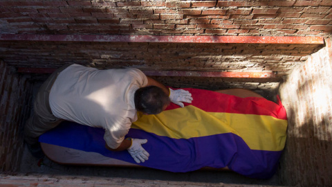La tumba de Timoteo en el fondo del nicho. Aplausos en honor a todos los desaparecidos que no han podido descansar en paz.- REUTERS