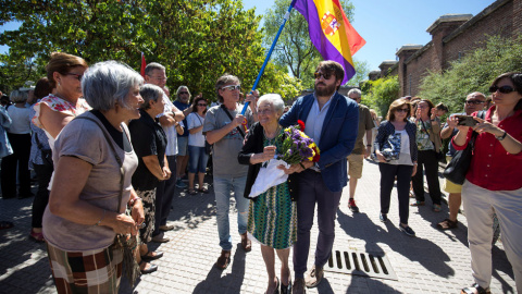 Del dolor al alivio, la cara de Ascensión se recompone todavía con los ojos encharcados.- REUTERS
