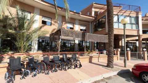 Varias sillas de ruedas en la puerta principal de una residencia de ancianos en Totana (Murcia). EFE/Marcial Guillén Varias sillas de ruedas en la puerta principal de una residencia de ancianos en Totana (Murcia). EFE/Marcial Guillén
