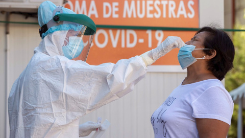 Una enfermera toma una muestras para una prueba PCR a una mujer en el punto instalado en el municipio de Jumilla (Murcia). /EFE Una enfermera toma una muestras para una prueba PCR a una mujer en el punto instalado en el municipio de Jumilla (Murcia). /EFE