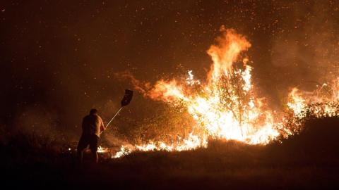 Vista nocturna del incendio forestal de Cualedro (Ourense). EFE/ Brais Lorenzo Vista nocturna del incendio forestal de Cualedro (Ourense). EFE/ Brais Lorenzo