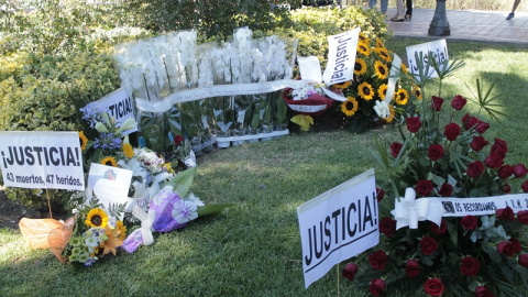Rams de flors al peu del monument que recorda les víctimes de l'accident del metro de València. /PACO BELTRÁN