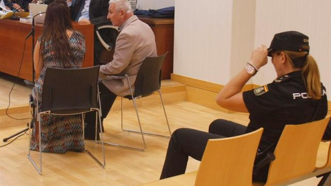 El hombre británico de 77 años, acusado de asesinar a su pareja sentimental a bastonazos, permanece en el banquillo sentado junto a la intérprete durante la celebración del juicio en la sala de la Audiencia Provincial en Elche / EFE El hombre británico de 77 años, acusado de asesinar a su pareja sentimental a bastonazos, permanece en el banquillo sentado junto a la intérprete durante la celebración del juicio en la sala de la Audiencia Provincial en Elche / EFE