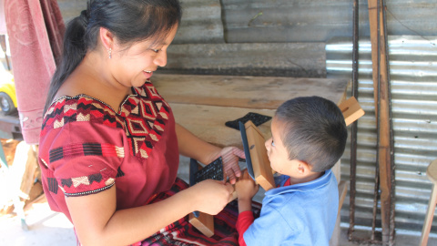 Además de trabajar y cuidar de la casa, Marta Julia elabora artesanías por las noches para poder sufragar la educación de sus hijos / Pablo L. Orosa Además de trabajar y cuidar de la casa, Marta Julia elabora artesanías por las noches para poder sufragar la educación de sus hijos / Pablo L. Orosa
