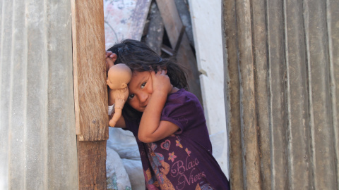 El triple estigma de mujeres, indígenas y del área rural aleja a las niñas de la escuela, perpetuando el círculo de la pobreza / Pablo L. Orosa El triple estigma de mujeres, indígenas y del área rural aleja a las niñas de la escuela, perpetuando el círculo de la pobreza / Pablo L. Orosa